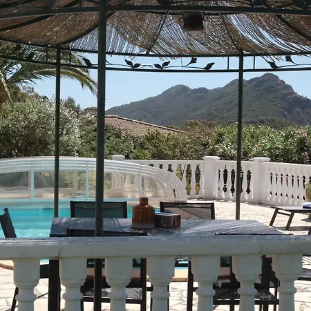 Magnifique Villa Avec Piscine -Au Calme Absolu. *
